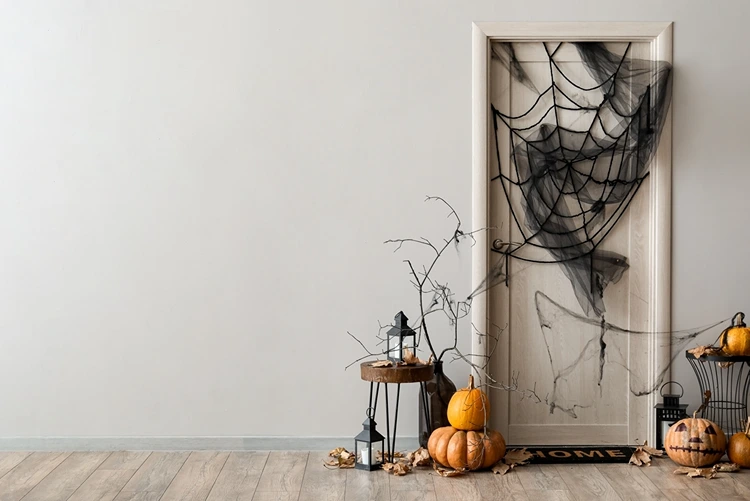 Die Haustür innen schmücken mit schwarzem Tüll und Spinnennetz