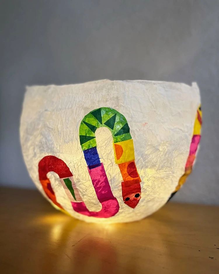 Die Papierlaterne basteln und anschließend mit Seidenpapier Motive gestalten