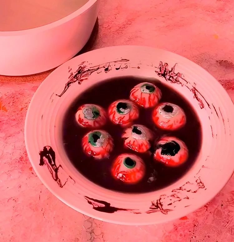 Dunkle Suppe mit gruseligen Augen dekoriert
