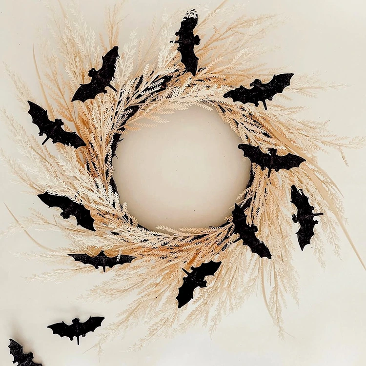 Einen fertigen Türkranz mit Fledermäusen gestalten