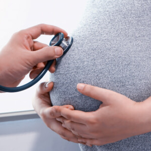frauenarzt untersucht herzrhythmus vom embryo bei hohem cholesterin in der schwangerschaft