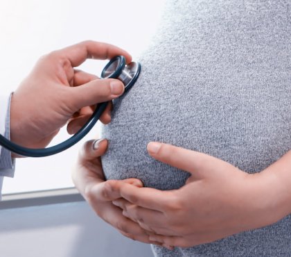 frauenarzt untersucht herzrhythmus vom embryo bei hohem cholesterin in der schwangerschaft