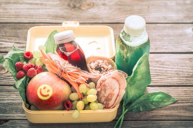 gesunde individuelle ernährung durch lebensmittel mit hoher nährstoffdichte wie himbeeren und grüne smoothies