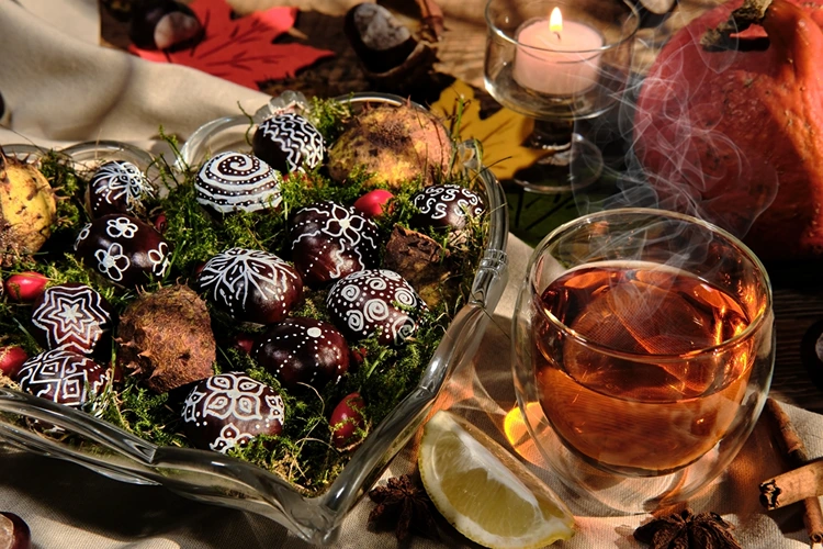 Glasschale mit bemalten Kastanien und Moos befüllen