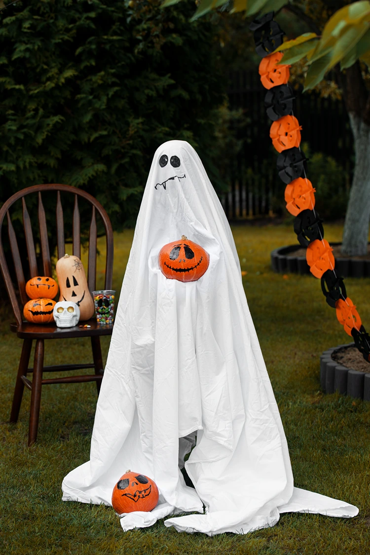 Großer Geist für den Garten mit Halloween-Kürbissen