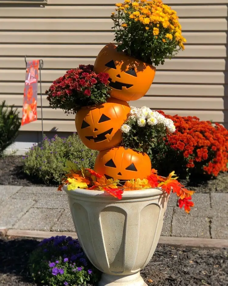 halloween deko für den vorgarten mit chrysanthemen und kürbis plastikeimern