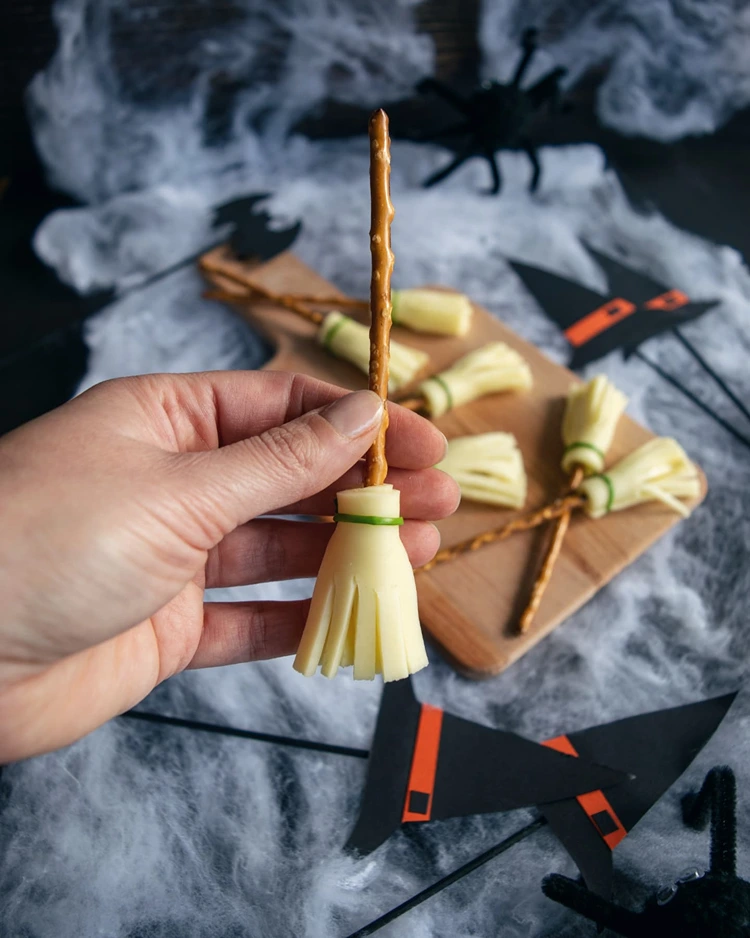 halloween partyfood hexenbesen aus salzstangen und käse