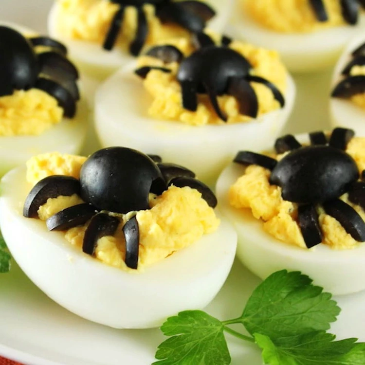halloween snacks ohne backen russische eier mit spinnen aus oliven