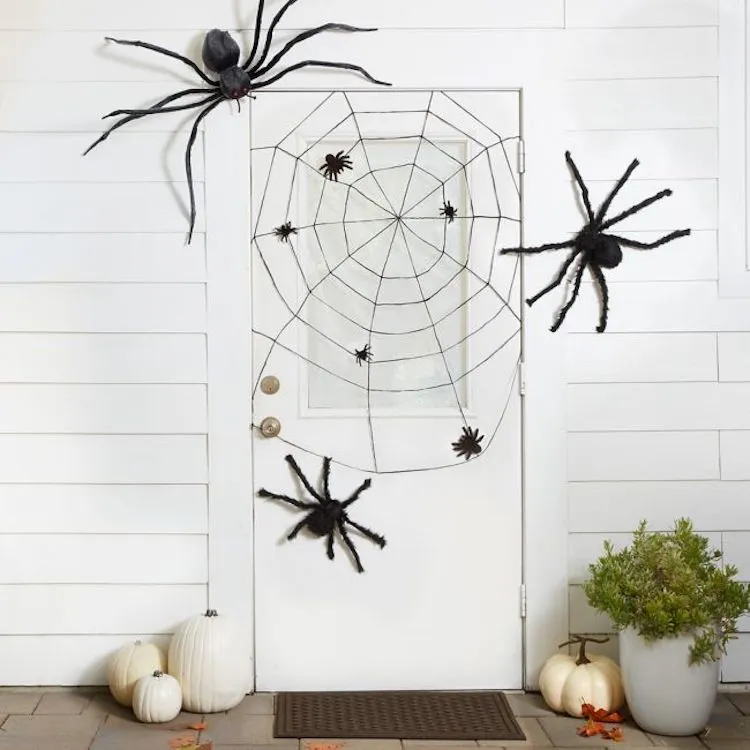 halloween türdeko mit riesenspinnen