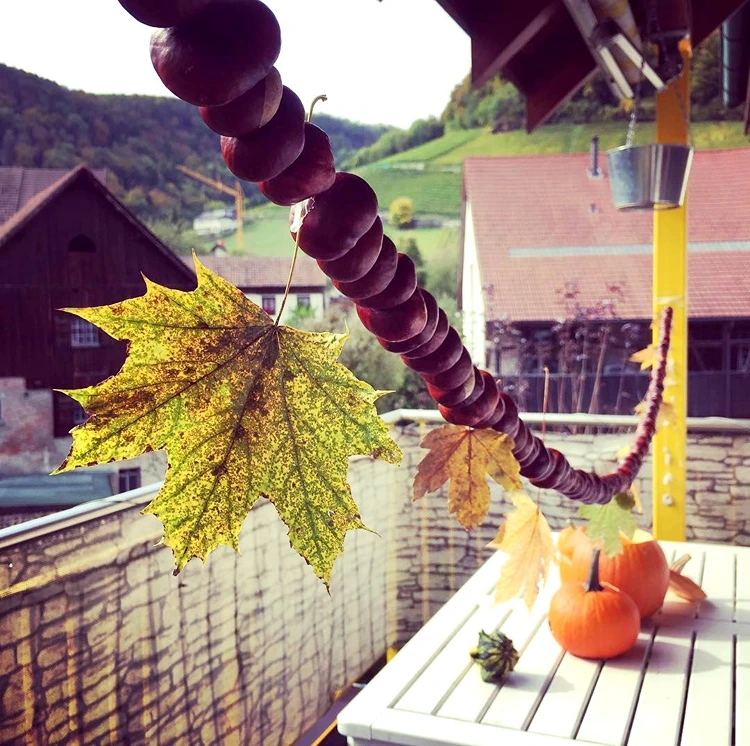 Herbstgirlande für draußen mit Blättern
