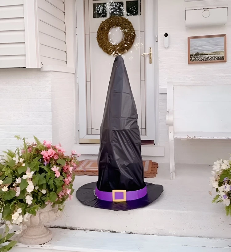 Hexenhut aus Rakturm und schwarzer Plastikfolie