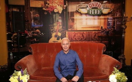 james michael tylor als gunther aus der sitcom friends sitzt auf dem sofa im central perk cafe