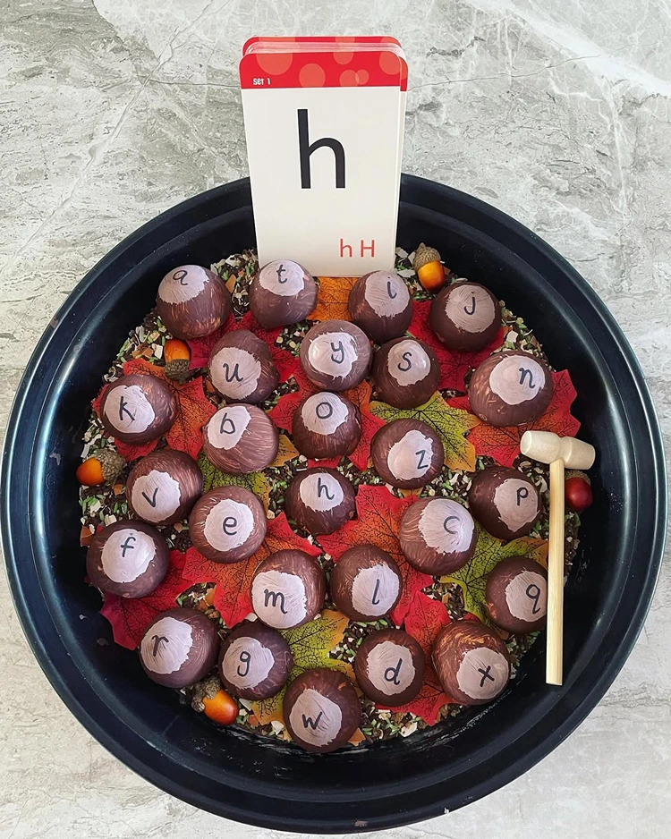 Kastanien mit Buchstaben beschriften und die Kinder suchen lassen