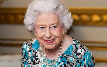 königin elizabeth ii am lächeln während einer veranstaltung