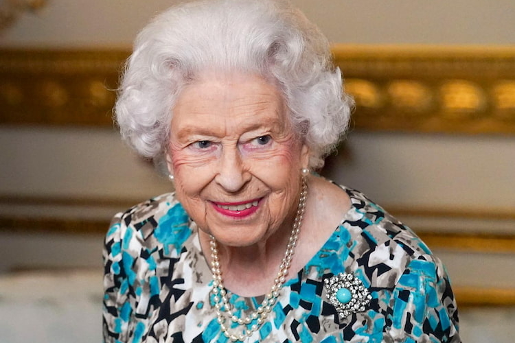 königin elizabeth ii am lächeln während einer veranstaltung