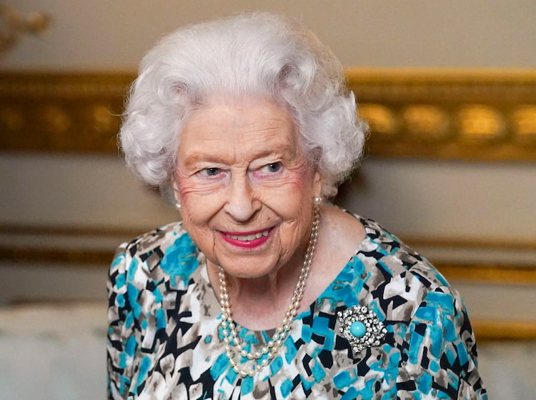 königin elizabeth ii am lächeln während einer veranstaltung