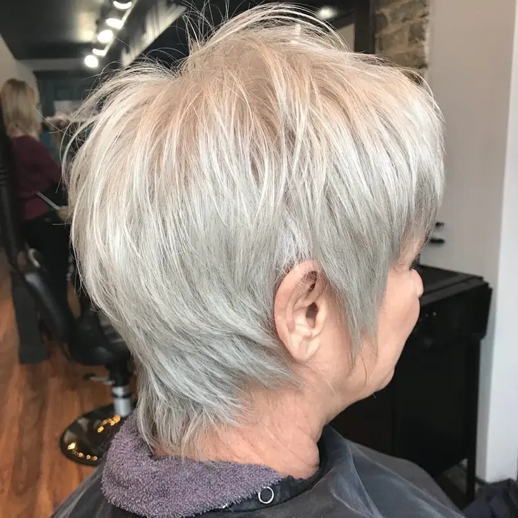 kurzhaarfrisur für ältere damen ab 60 mit grauen haaren