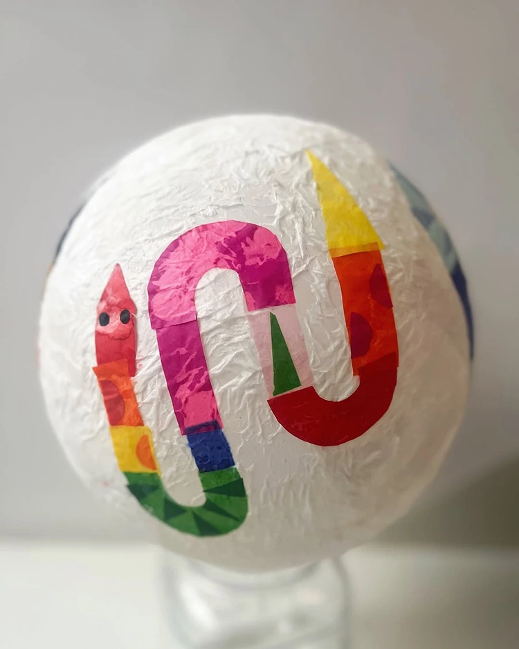 Lustige Pappmaché Laterne selber machen mit Schlange aus Seidenpapier