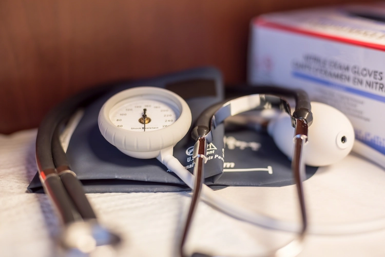 manuelles abhörgerät oder stethoskop zur untersuchung auf hypertonie oder hohen blutdruck