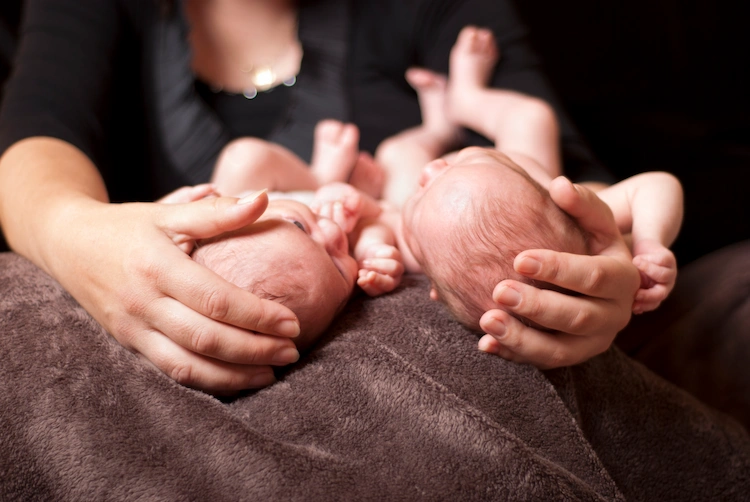 neuegeborene babys werden von ihrer mutter umarmt