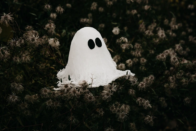 Niedliches Gespenst aus Stoff für drinnen und draußen