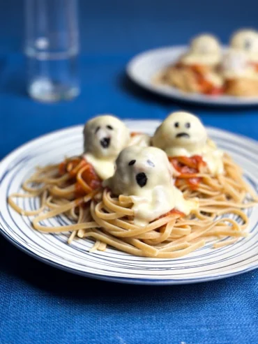 Nudelgericht mit Gespenstern aus Fleischklößchen und geschmolzenem Käse
