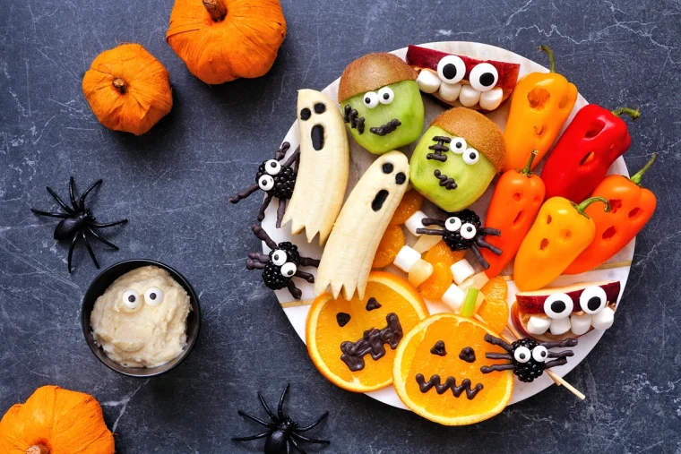 Obst und Gemüse zu Halloween kreativ schnitzen und schneiden als Monster, Geister und Spinnen