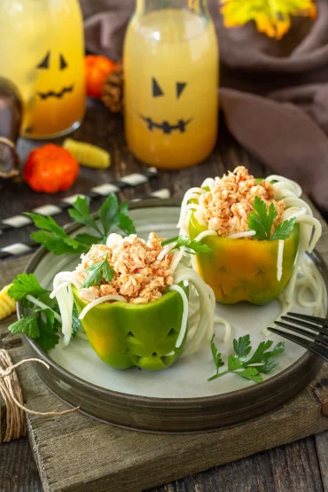 Paprika statt Kürbis schnitzen und mit Spaghetti füllen