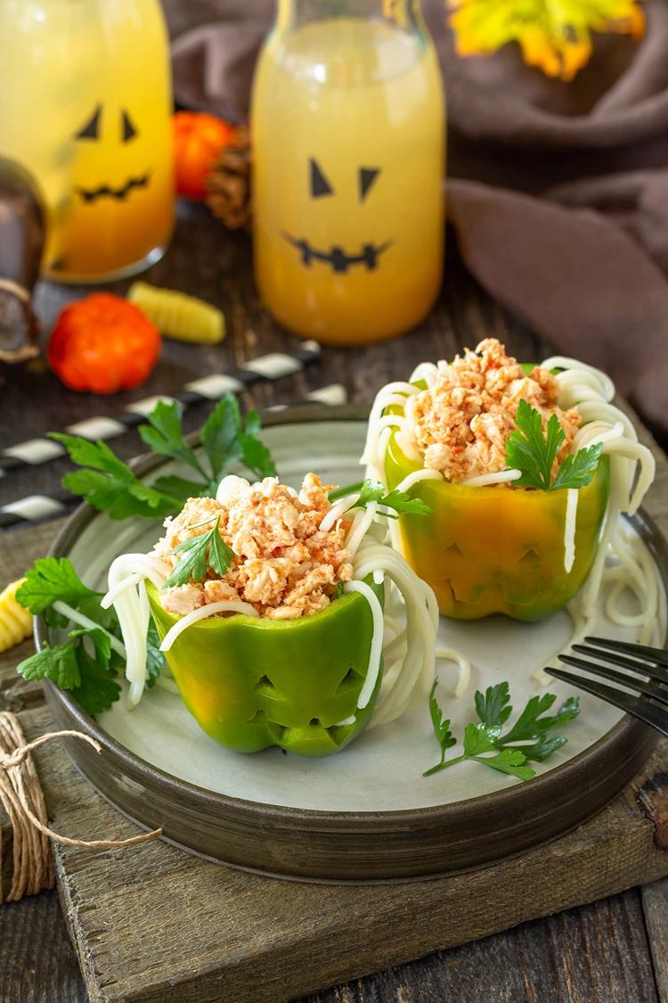 Paprika statt Kürbis schnitzen und mit Spaghetti füllen