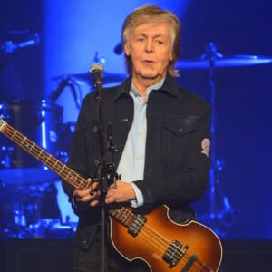 paul mccartney aus der kultband beatles beim solo auftritt auf der bühne mit gitarre