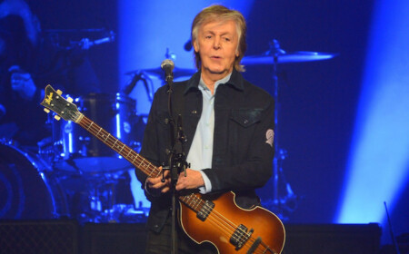 paul mccartney aus der kultband beatles beim solo auftritt auf der bühne mit gitarre