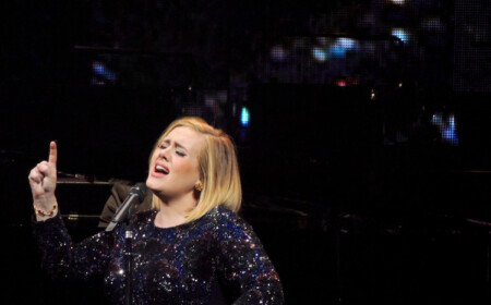 popstar adele beim auftritt als headliner auf einem konzert