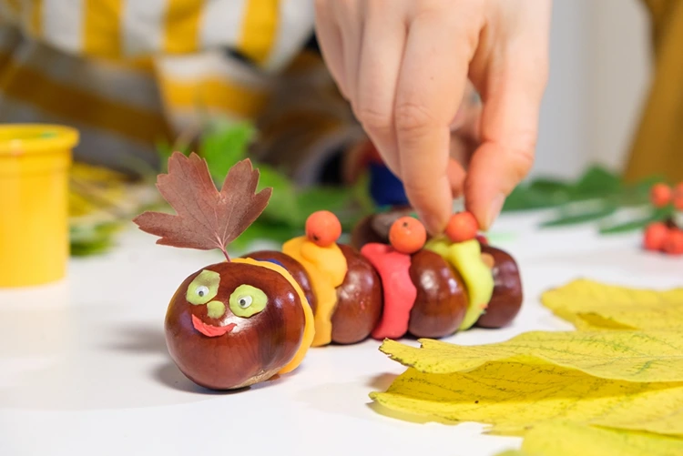 Raupen mit Knete sind bei kleinen Kindern sehr beliebt