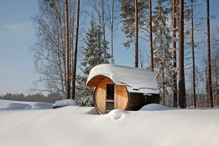 runde sauna skandinavischer art im freien während wintersaison