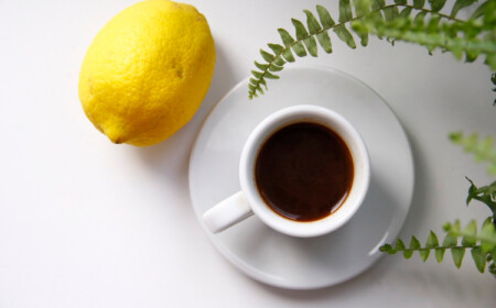 schwarzer kaffee mit zitrone als mittel zur gewichtsreduktion