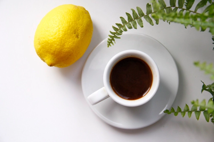 schwarzer kaffee mit zitrone als mittel zur gewichtsreduktion