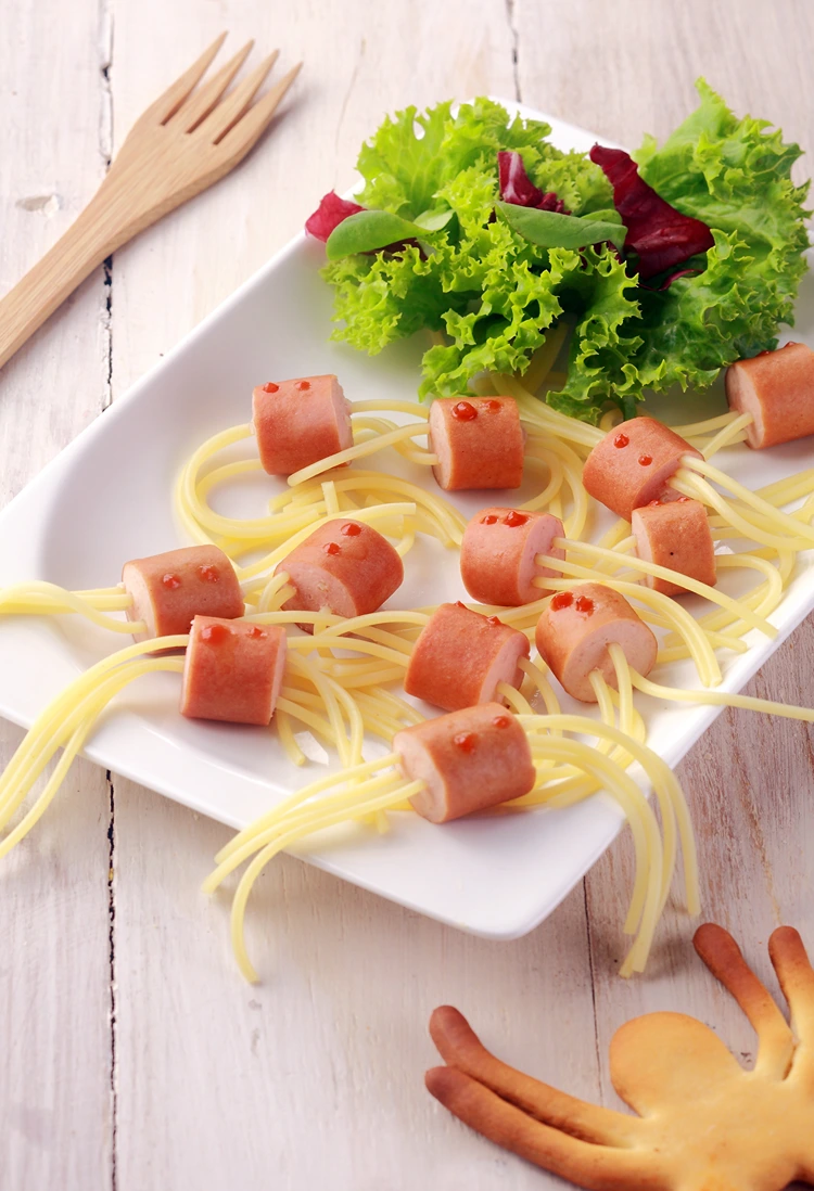 Spinnen aus Wurststückchen kochen für Kinder