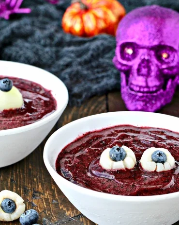 Süße Halloween Suppe aus Obst mit Augen aus Litschis und Blaubeeren