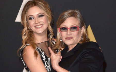 tochter billie lourd mit mutter carrie fisher als prinzessin leia auf premiere von star wars