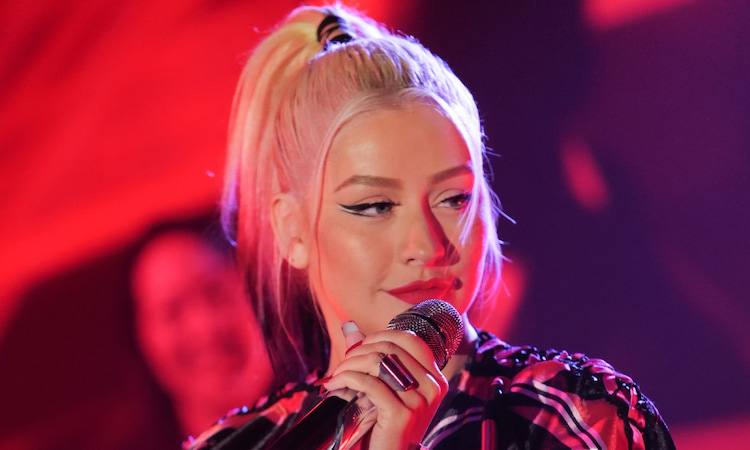 xtina mit überraschender neuer vision als rotes detail in ihrer haarfarbe