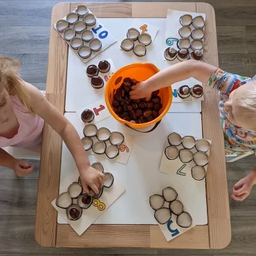 Zählen lernen mit Kastanien und Klorollen