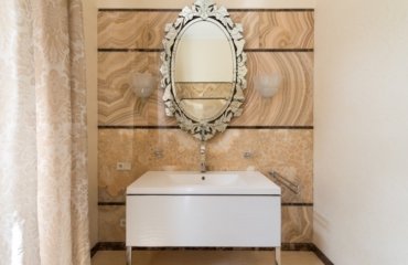 Badezimmer mit wunderschönem Spiegel im Vintage-Stil