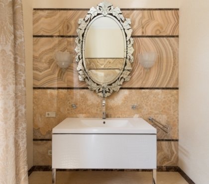 Badezimmer mit wunderschönem Spiegel im Vintage-Stil