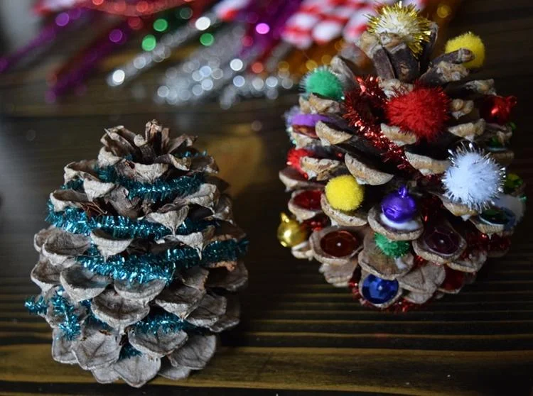 Weihnachtsbäume aus Naturmaterial DIY Idee für 2 Jährige