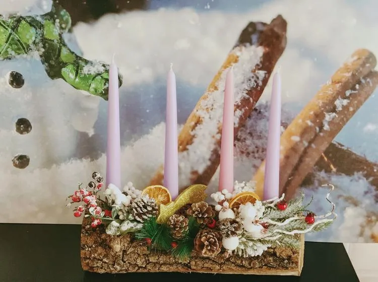 Baumstamm Adventskranz mit Naturmaterialien dekorieren
