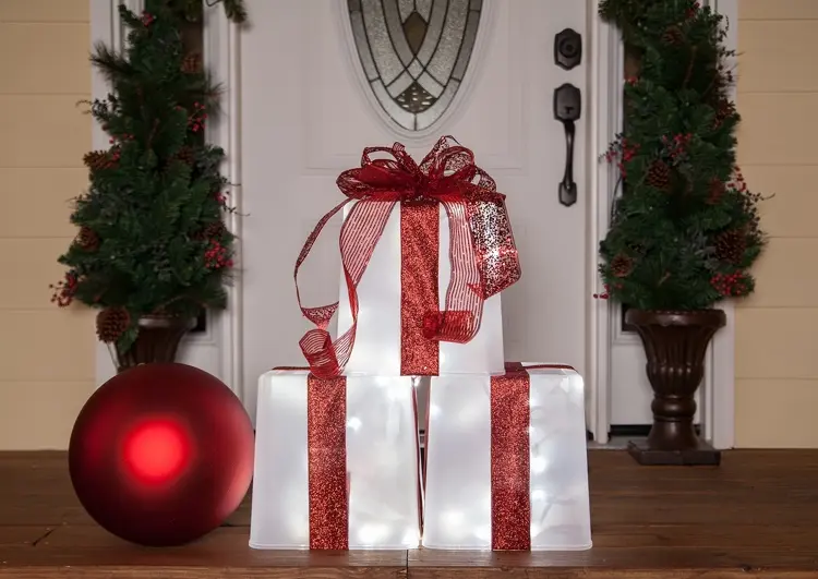 Beleuchtete Outdoor Weihnachtsdeko - Geschenke aus Kunststoffboxen basteln