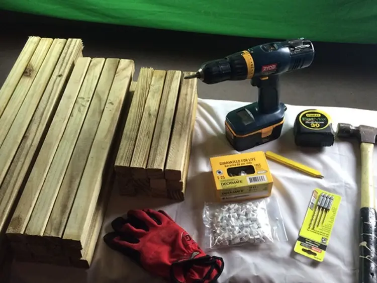 Benötigte Materialien und Werkzeuge zum Bau eines Holzrahmens