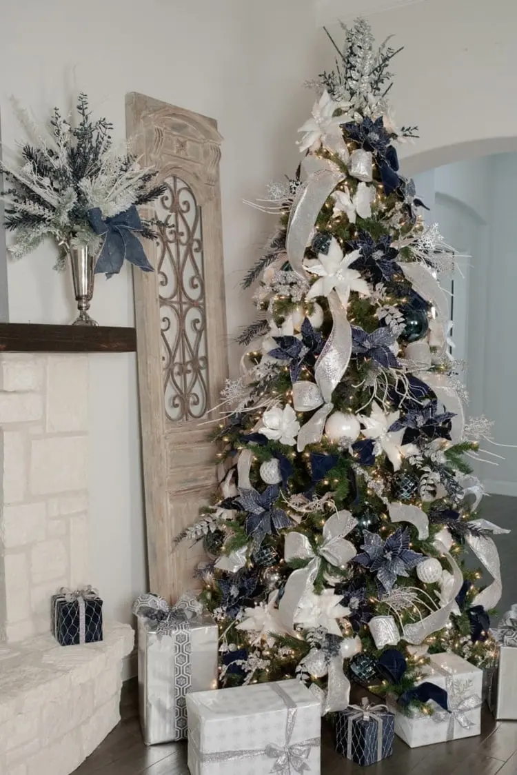 Blau, Weiß und Silber als elegante Farbkombination für den Weihnachtsbaum