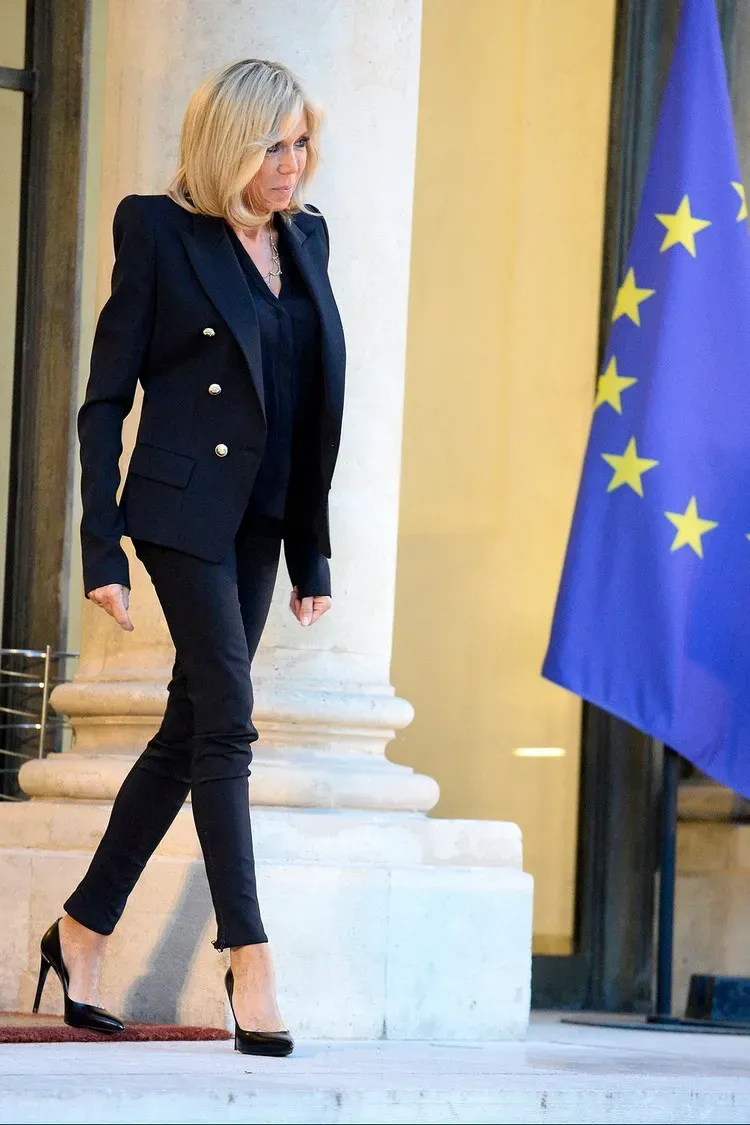 Blazer und Jeans kombinieren Brigitte Macron Outfits Bilder