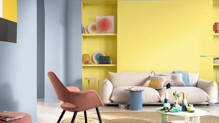 Bright Skies von Dulux mit lebhaftem Gelb im Wohnzimmer kombiniert